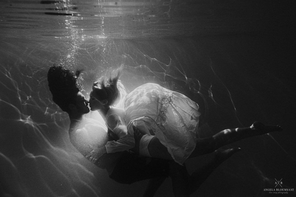 Onderwaterfotografie Nederland loveshoot zwembad angela bloemsaat